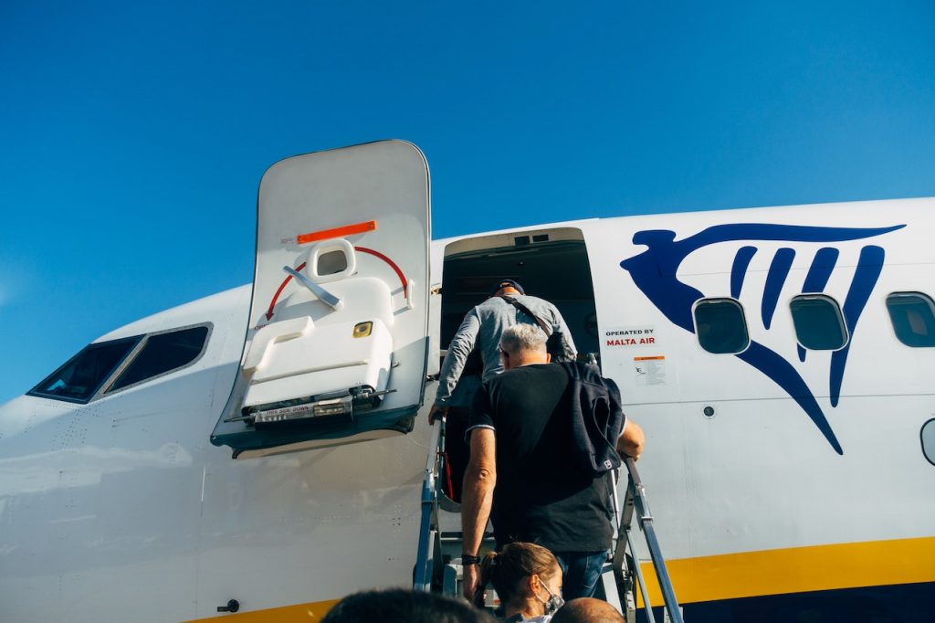 Find cheap and low-budget flight with Ryanair